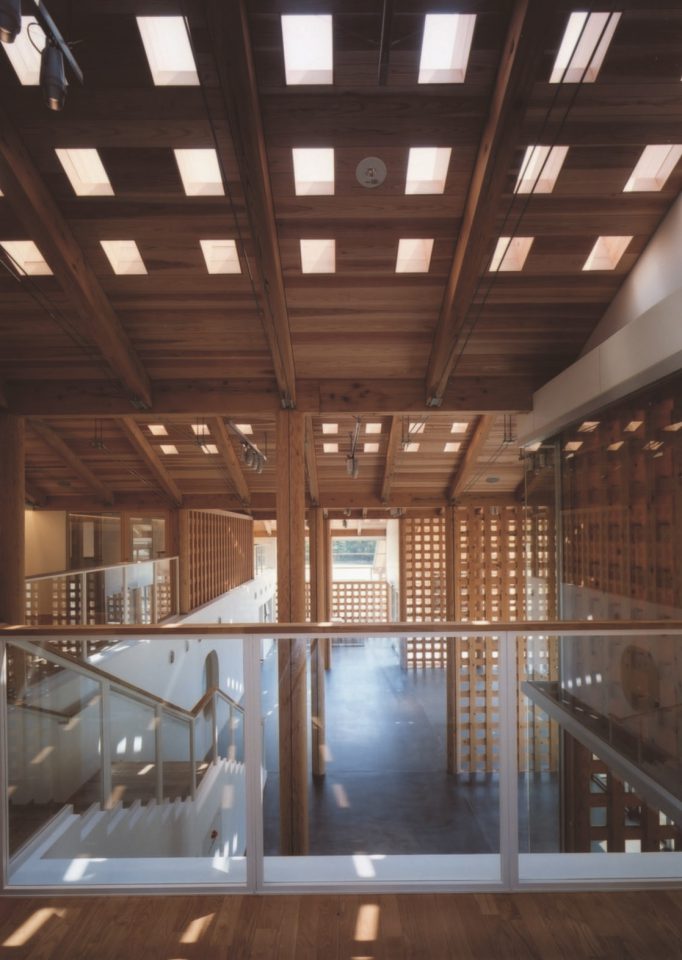南方熊楠顕彰館内観。格子と丸太状の柱によるダイナミックな架構。