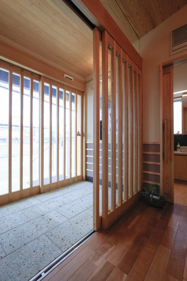 自動ドアも木製で設計。レールや木のレールカバーを用いての吊り込みは建具屋さんの丁寧な仕事。