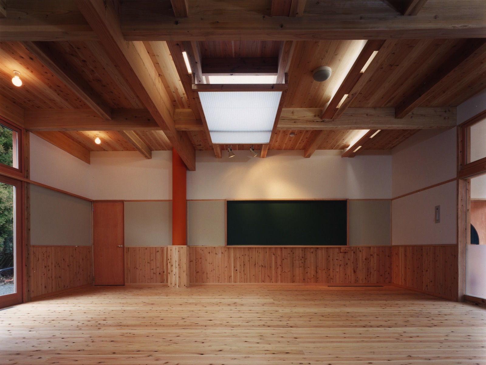 木の教室　床、腰壁は杉ムク床材、天井は杉の梁桁を現しで用い、杉板張りで仕上げています。