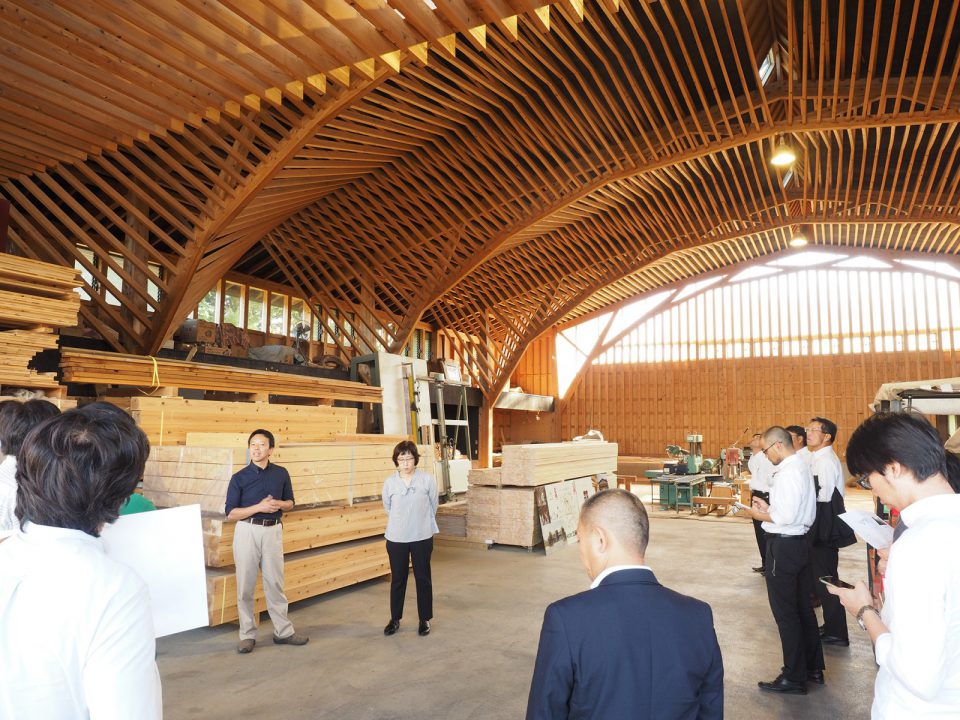 施設見学会では北沢建築代表の北澤宗則さんと設計者である三澤文子さんからご説明をいただきました。