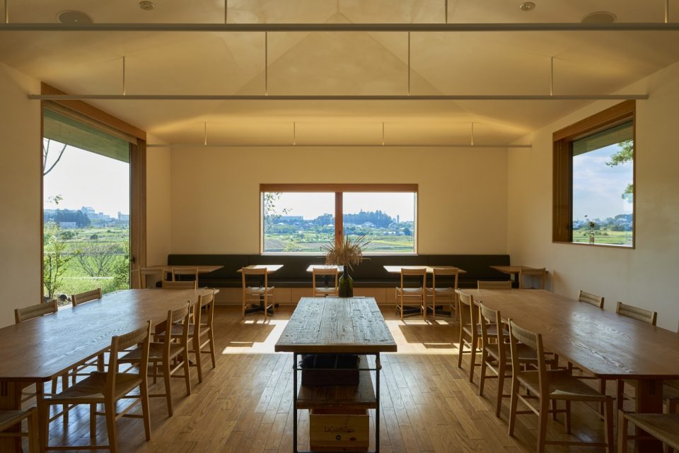 だだ食堂の室内。窓から周辺の田んぼの景色を楽しみなら食事やワインを楽しむことができる
