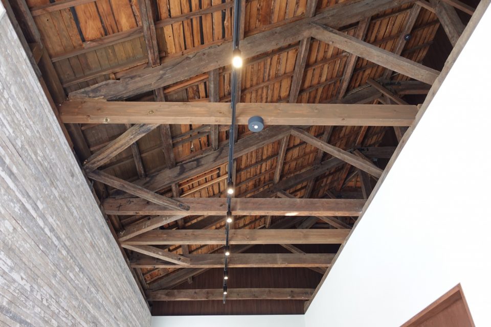 もともと板が貼ってあった天井も迫力の構造を魅せる空間に