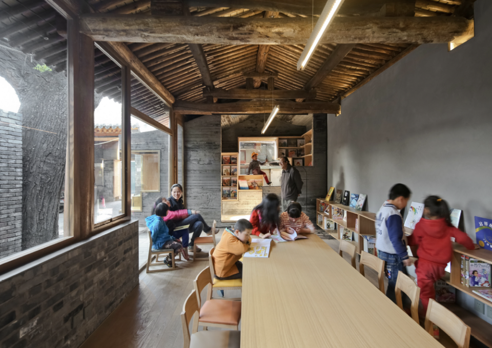 中は子供のための図書館に：© ZAO/standardarchitecture, 撮影：Su Shengliang