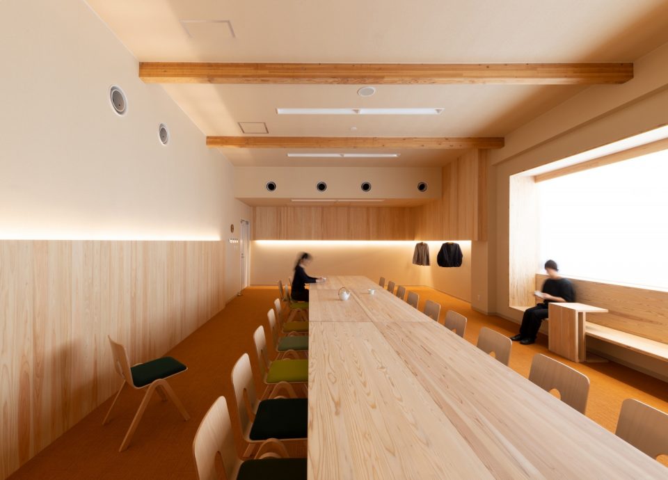 大会議室、窓ベンチやサイドテーブルは「わざわ座」のオリジナル家具（©️photo/Koizumi Studio）