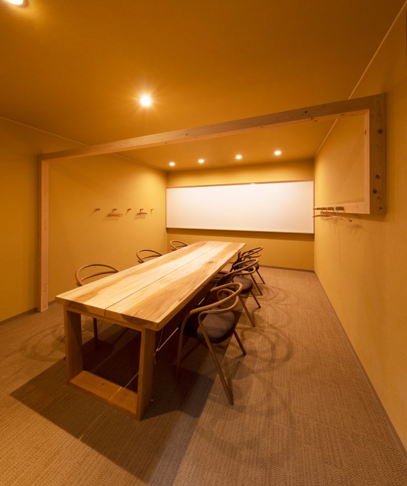小会議室、トチの木のテーブル、ハンガーも木質化（©️photo/Koizumi Studio）