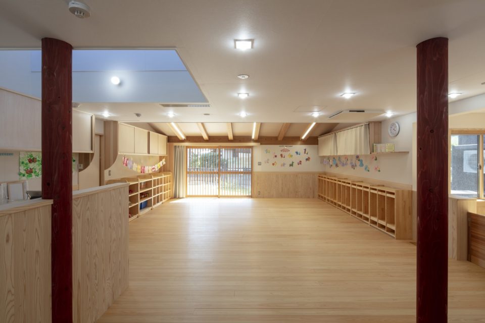 保育室（1歳児室）、床材は桧の木
