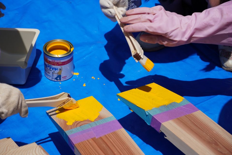 園児や先生たちと一緒に塗装ワークショップを開催