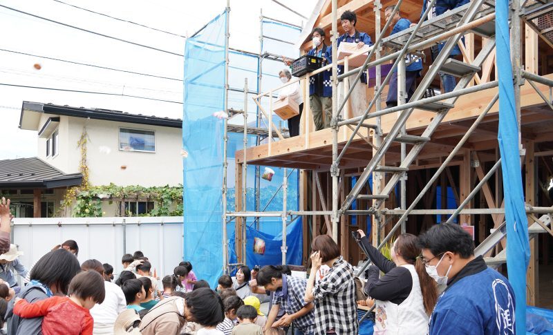 園児たちと上棟式と餅まきを開催